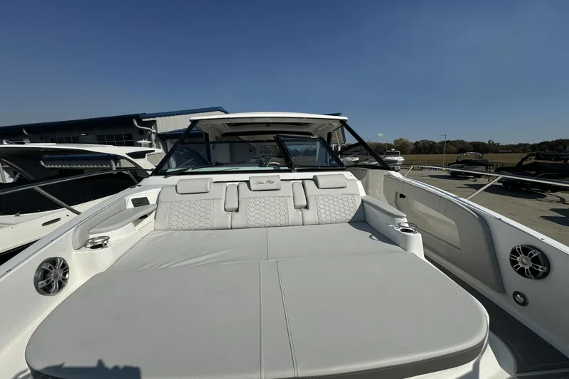 Slide: The Image of Sea Ray 320 Sundancer 2025 - 18