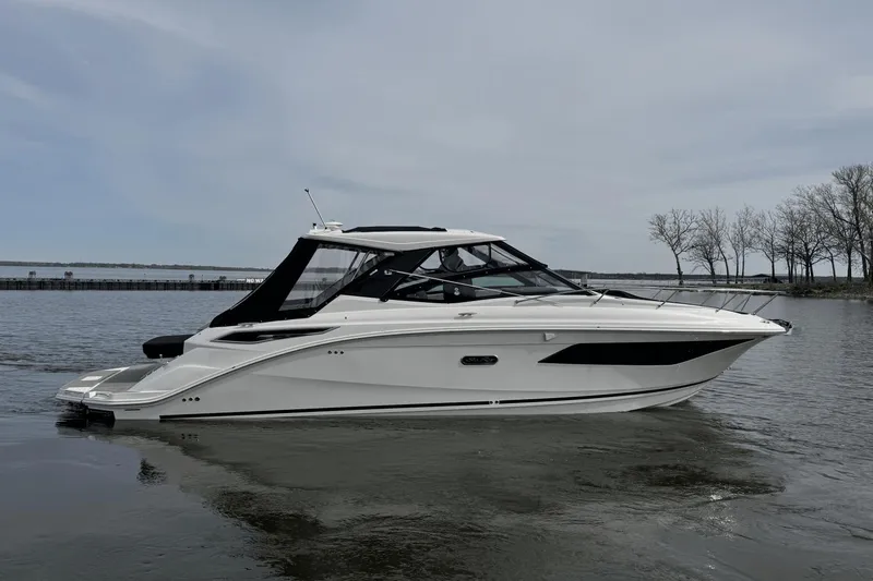 Slide: The Image of Sea Ray 320 Sundancer 2025 - 2