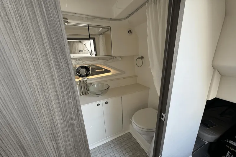 Slide: The Image of Sea Ray 320 Sundancer 2025 - 20