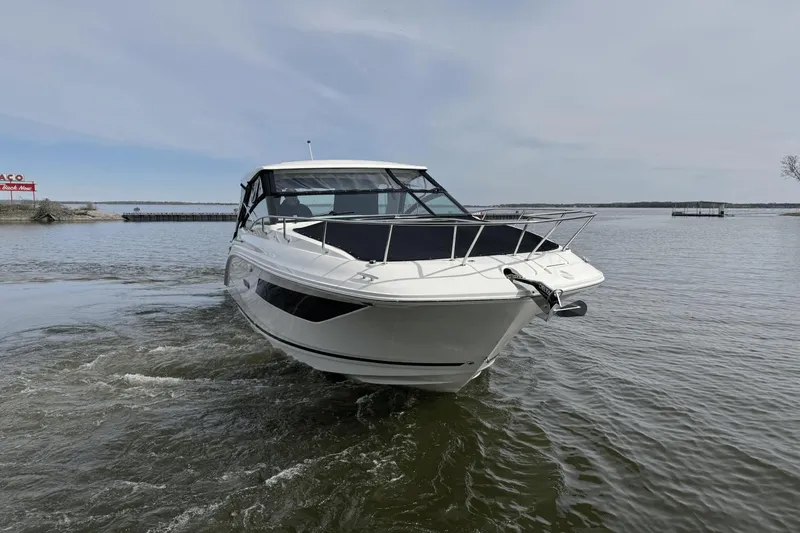 Slide: The Image of Sea Ray 320 Sundancer 2025 - 4