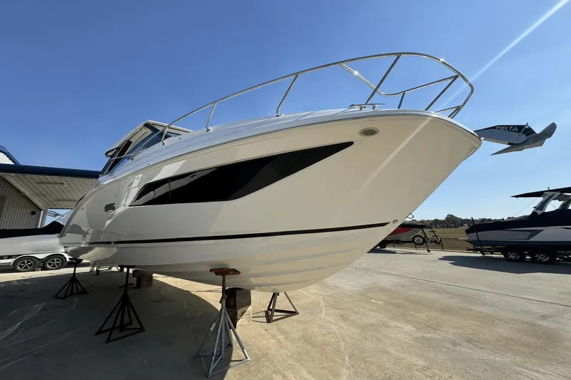 Slide: The Image of Sea Ray 320 Sundancer 2025 - 5