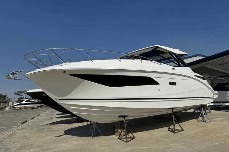 Slide: The Image of Sea Ray 320 Sundancer 2025 - 6