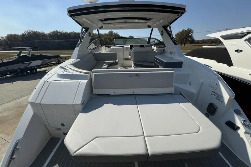 Slide: The Image of Sea Ray 320 Sundancer 2025 - 9
