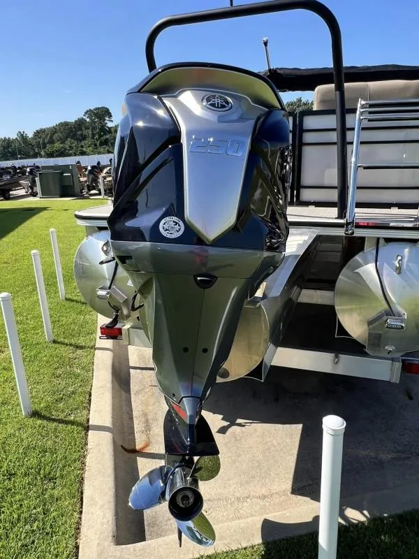 Slide: The Image of 2024 Veranda VTX25RC boat with powerful outboard motor, displayed outdoors. - 6