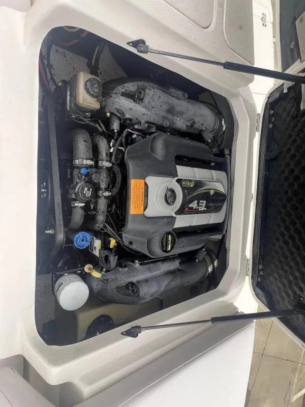 Slide: The Image of Chaparral 19 H20 2016 - 14