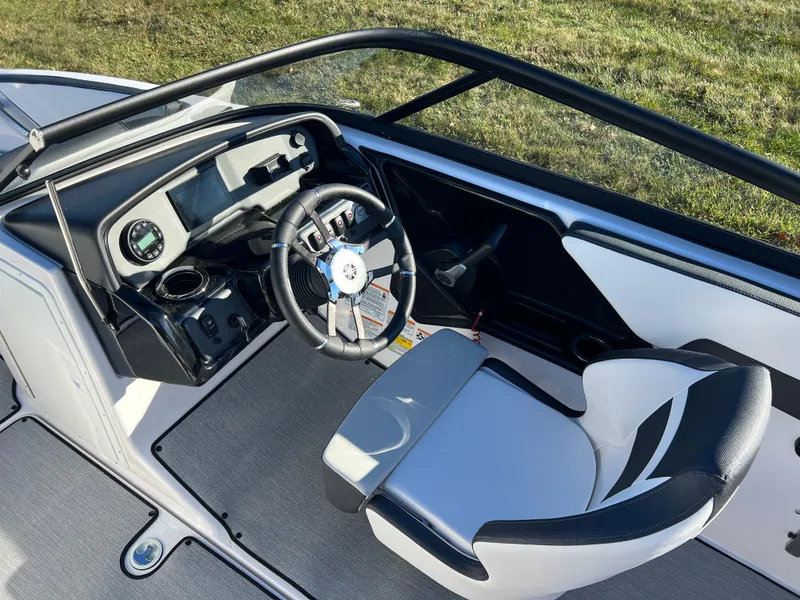 Slide: The Image of 2025 Yamaha Boats SX195 cockpit with modern steering and dashboard design. - 11