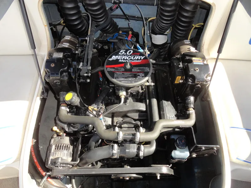 Slide: The Image of 2006 Bayliner 195 Bowrider engine compartment with 5.0 Mercury MerCruiser engine. - 16