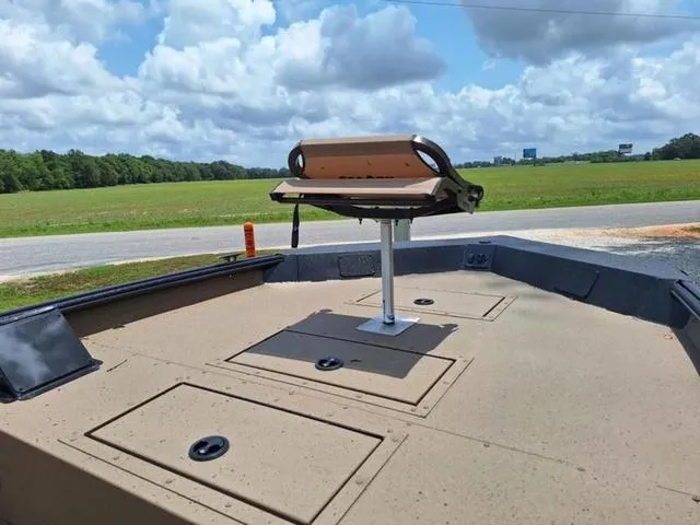 Slide: The Image of SeaArk Shadow 18 Center Console 2024 - 4