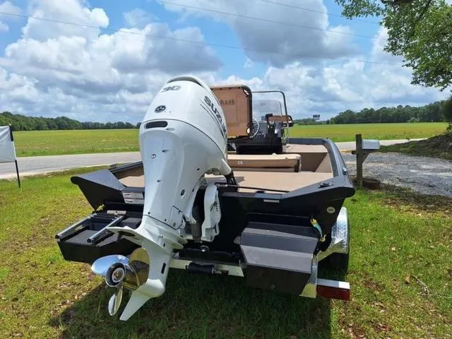 Slide: The Image of SeaArk Shadow 18 Center Console 2024 - 8