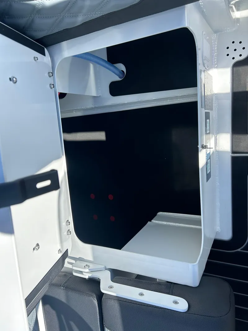 Slide: The Image of 2025 Highfield Sport 520 Rib with Suzuki engine in showroom. - 11