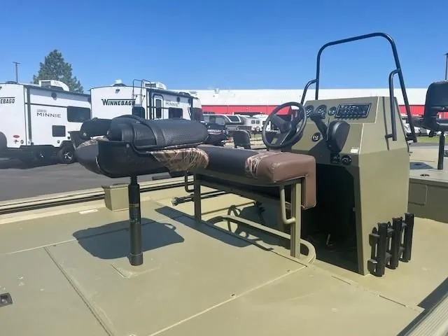 Slide: The Image of Crestliner CRESTLINER C186TN 2025 - 6