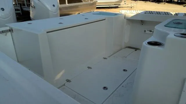 Slide: The Image of Parker Marine 2600 Center Console 2025 - 5