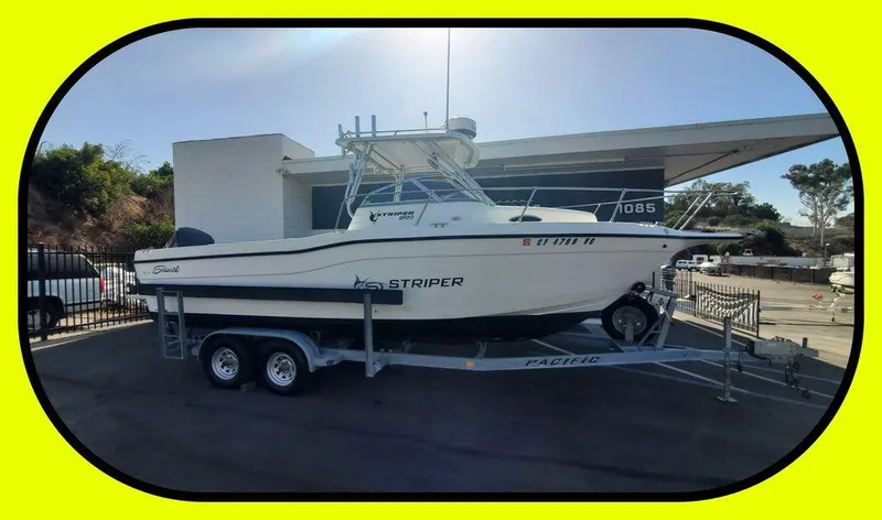 Slide: The Image of 1999 Seaswirl Striper 2600wa boat on trailer, parked outdoors. - 0