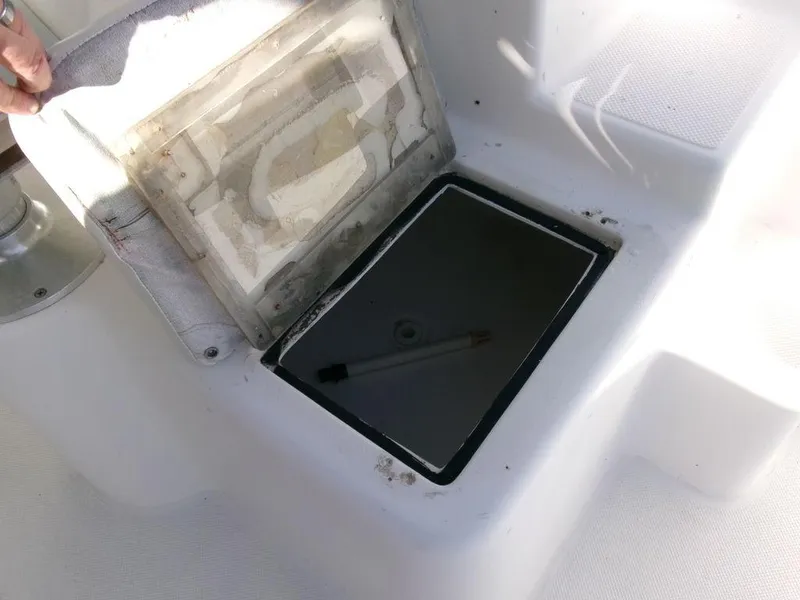 Slide: The Image of Open hatch on 1999 Seaswirl Striper 2600wa boat deck. - 18