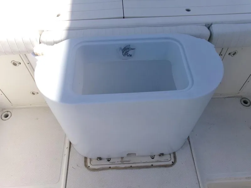 Slide: The Image of Livewell on 1999 Seaswirl Striper 2600wa boat deck. - 23