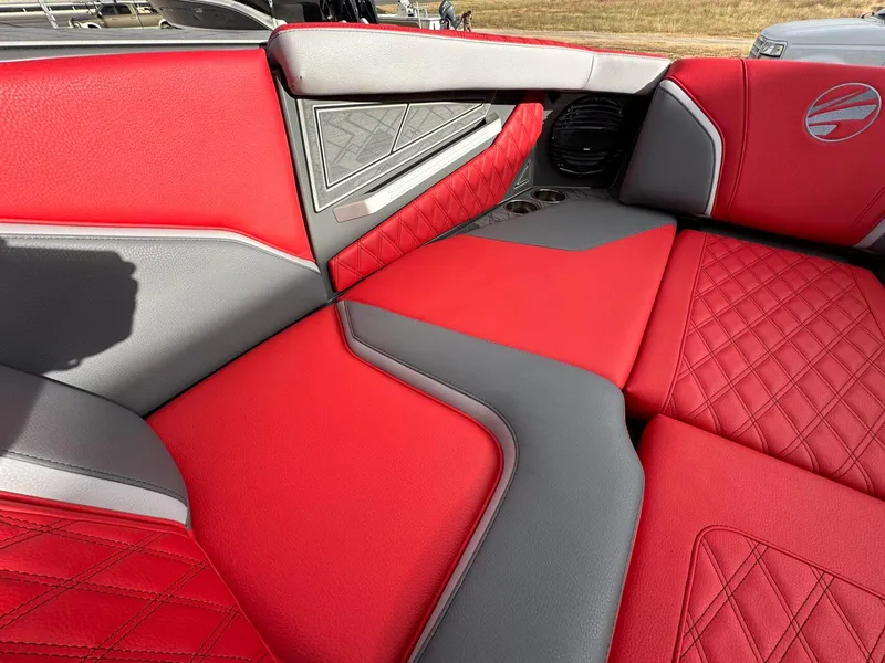 Slide: The Image of Tigé 24RZX 2025 - 19