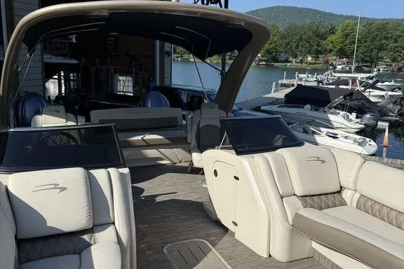 Slide: The Image of Man relaxing on a 2021 Bennington 27 QXSBWA X2 boat at a marina. - 36