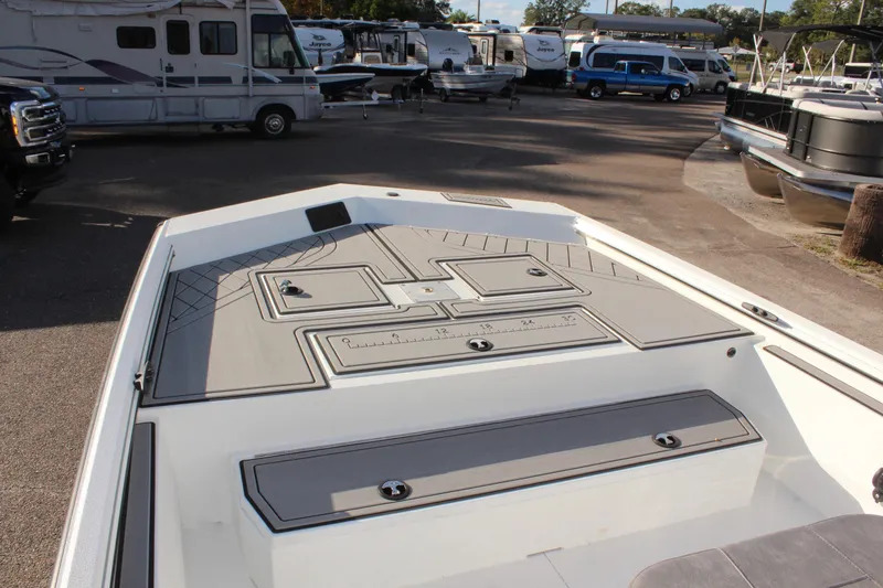 Slide: The Image of Open hatch on Avid 20 Rogue CC 2026 boat deck. - 21