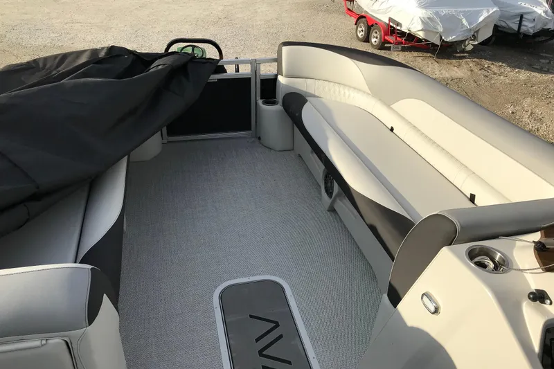 Slide: The Image of 2025 Avalon VENTURE 2585 VERSATILE REAR BENCH interior with spacious seating and modern design. - 31