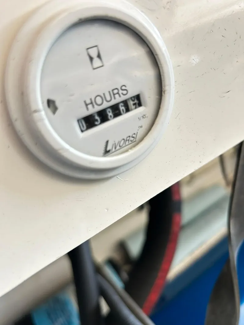 Slide: The Image of Hour meter reading 386.7 on 2005 Fountain 42 Executioner boat. - 45