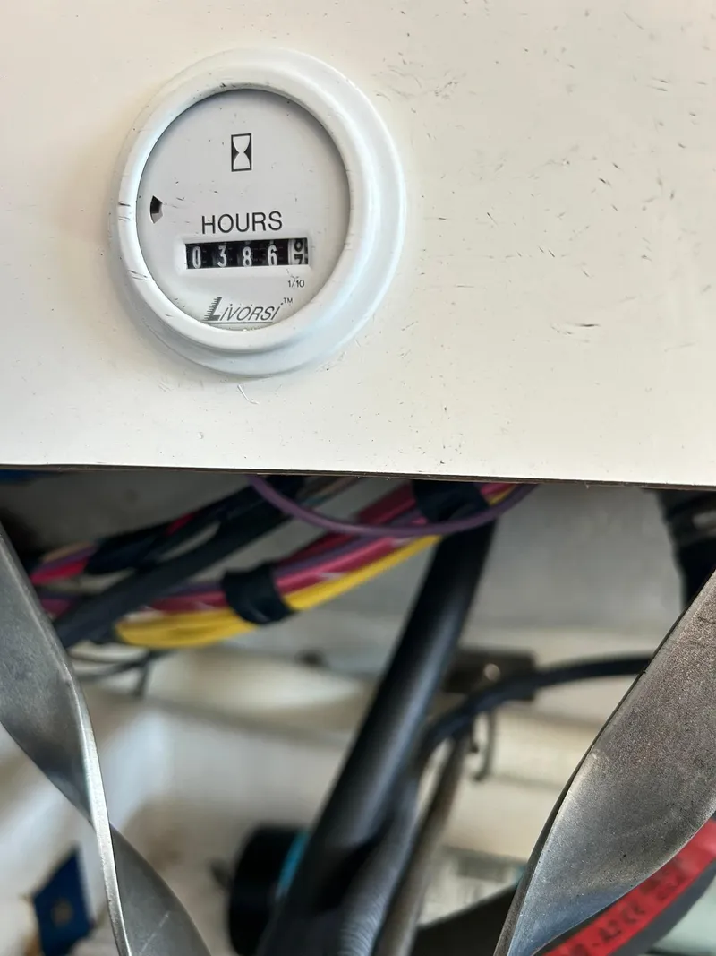 Slide: The Image of Hour meter reading 386.9 on a 2005 Fountain 42 Executioner boat. - 46