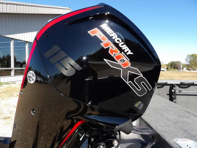 Slide: The Image of Propeller of 2025 Crestliner 1750 Fish Hawk SC on gravel surface. - 46