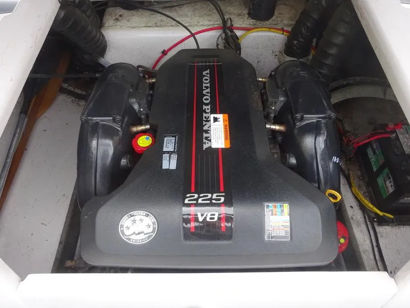 Slide: The Image of Volvo Penta 225 V8 engine in 2013 Four Winns Horizon 200 boat. - 21