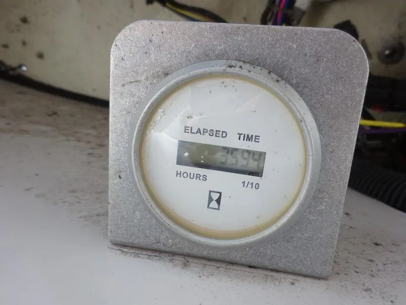 Slide: The Image of Hour meter showing 359.4 hours on a 2013 Four Winns Horizon 200 boat. - 22