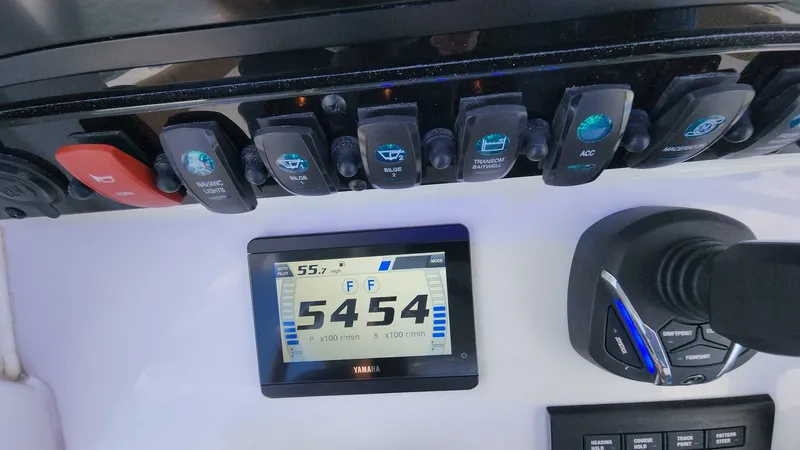 Slide: The Image of Sea Hunt Ultra 275 SE 2024 - 73