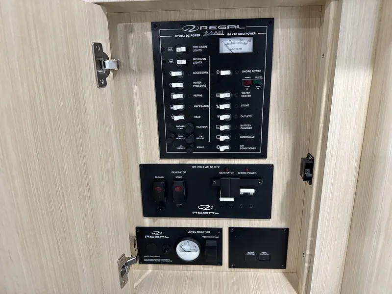 Slide: The Image of Regal 28 Express 2025 - 21