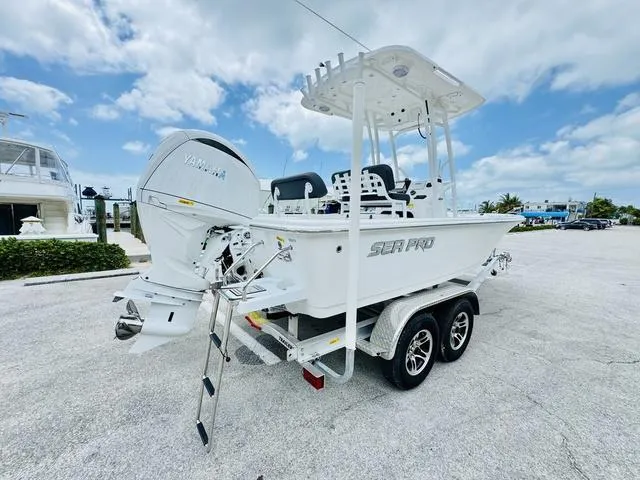 Slide: The Image of Sea Pro 210 DLX Center Console 210CC 210 CC 2025 - 18