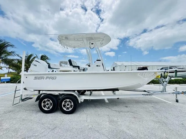 Slide: The Image of Sea Pro 210 DLX Center Console 210CC 210 CC 2025 - 19