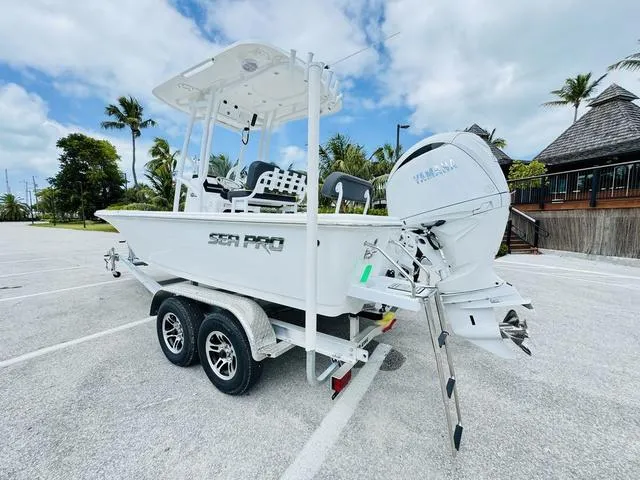 Slide: The Image of Sea Pro 210 DLX Center Console 210CC 210 CC 2025 - 4