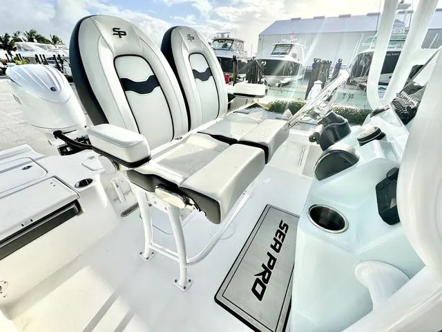 Slide: The Image of Sea Pro 230 DLX 2025 - 10