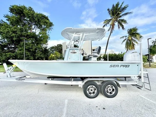 Slide: The Image of Sea Pro 230 DLX 2025 - 2