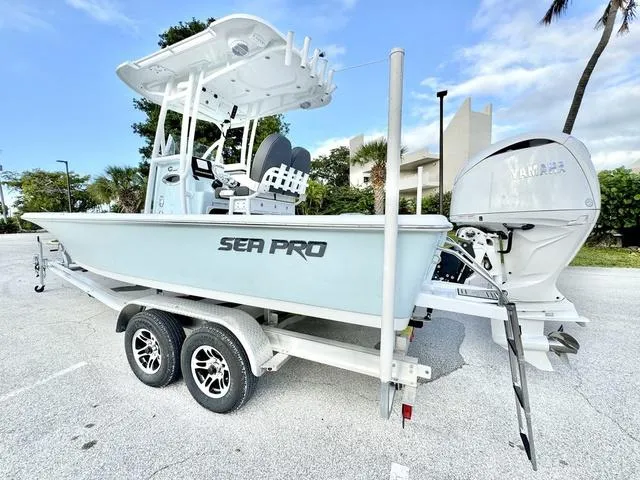 Slide: The Image of Sea Pro 230 DLX 2025 - 3