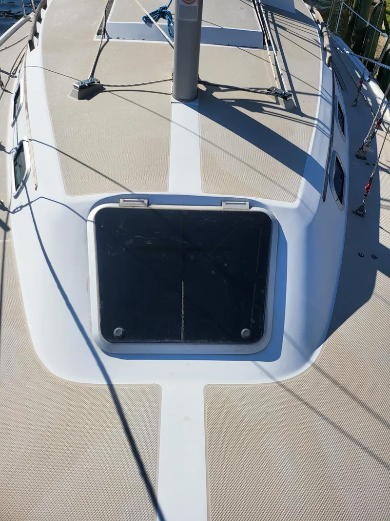 Slide: The Image of Deck of a 1988 Catalina 30 sailboat with hatch. - 32