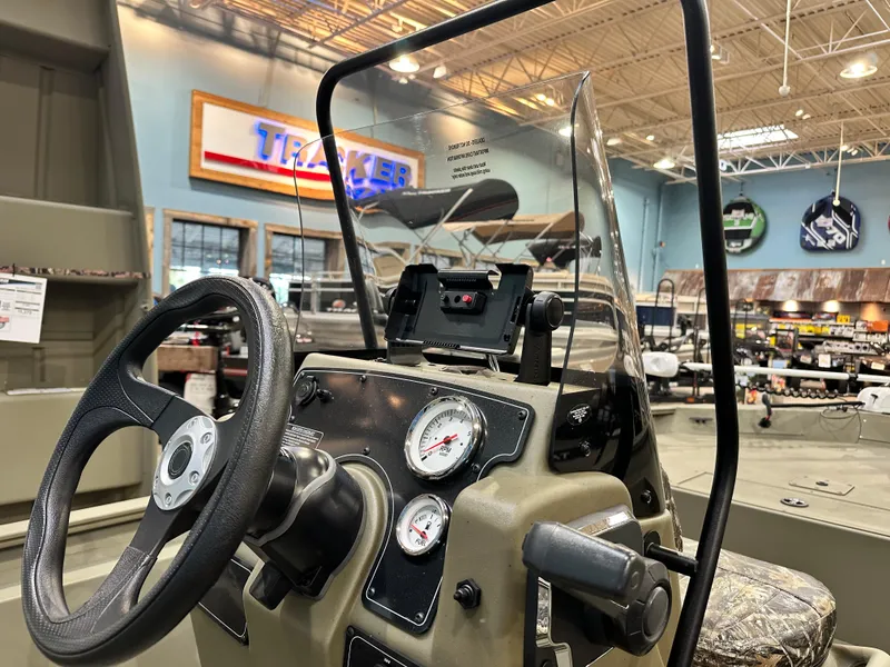 Slide: The Image of Tracker Grizzly 1860 CC 2025 - 59