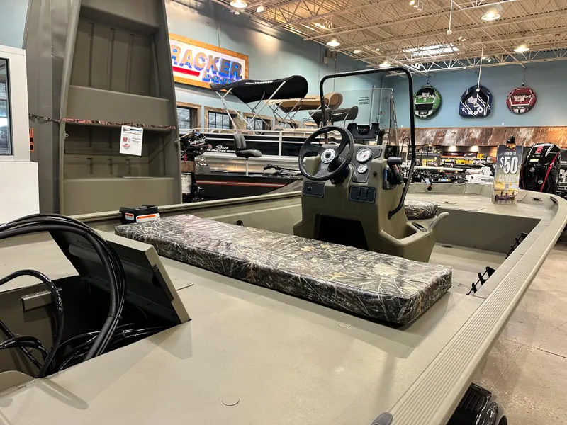 Slide: The Image of Tracker Grizzly 1860 CC 2025 - 60