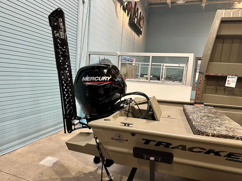 Slide: The Image of Tracker Grizzly 1860 CC 2025 - 61