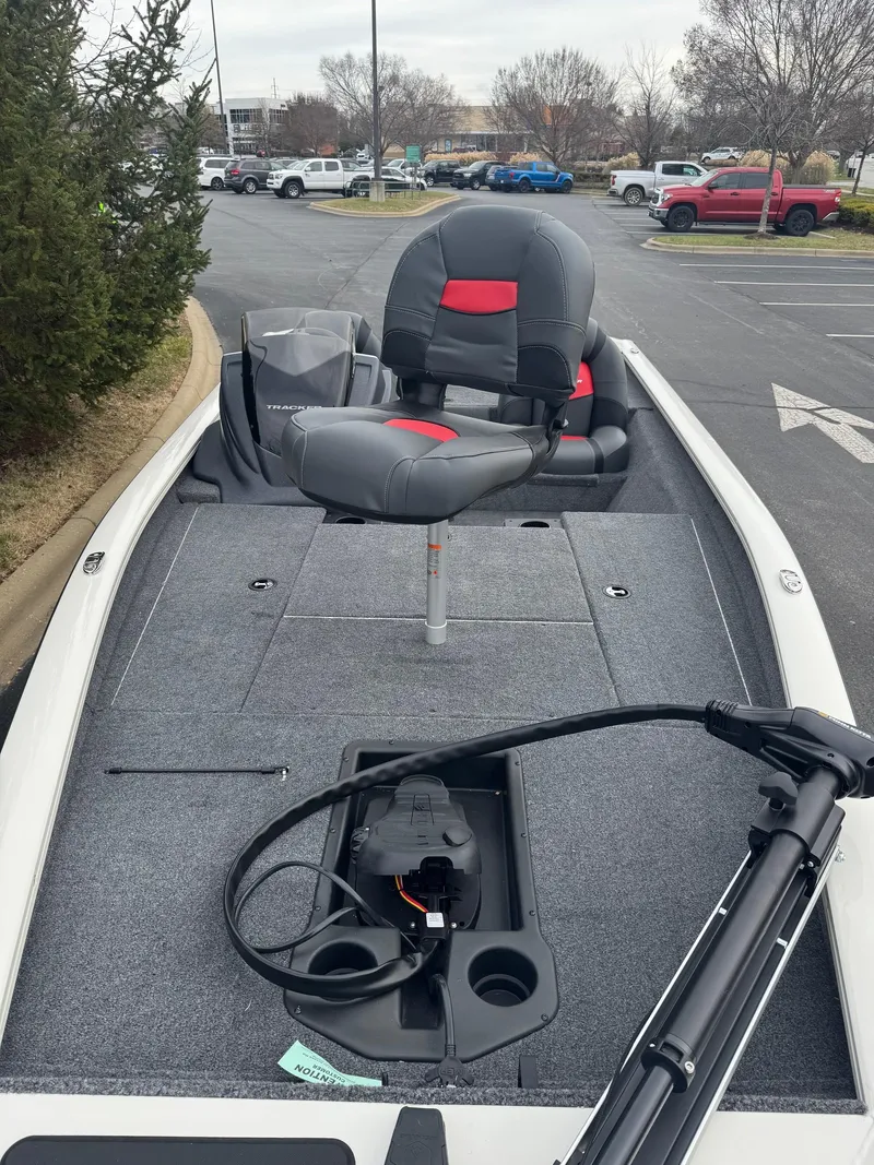 Slide: The Image of Tracker Pro Team 175 2025 - 61