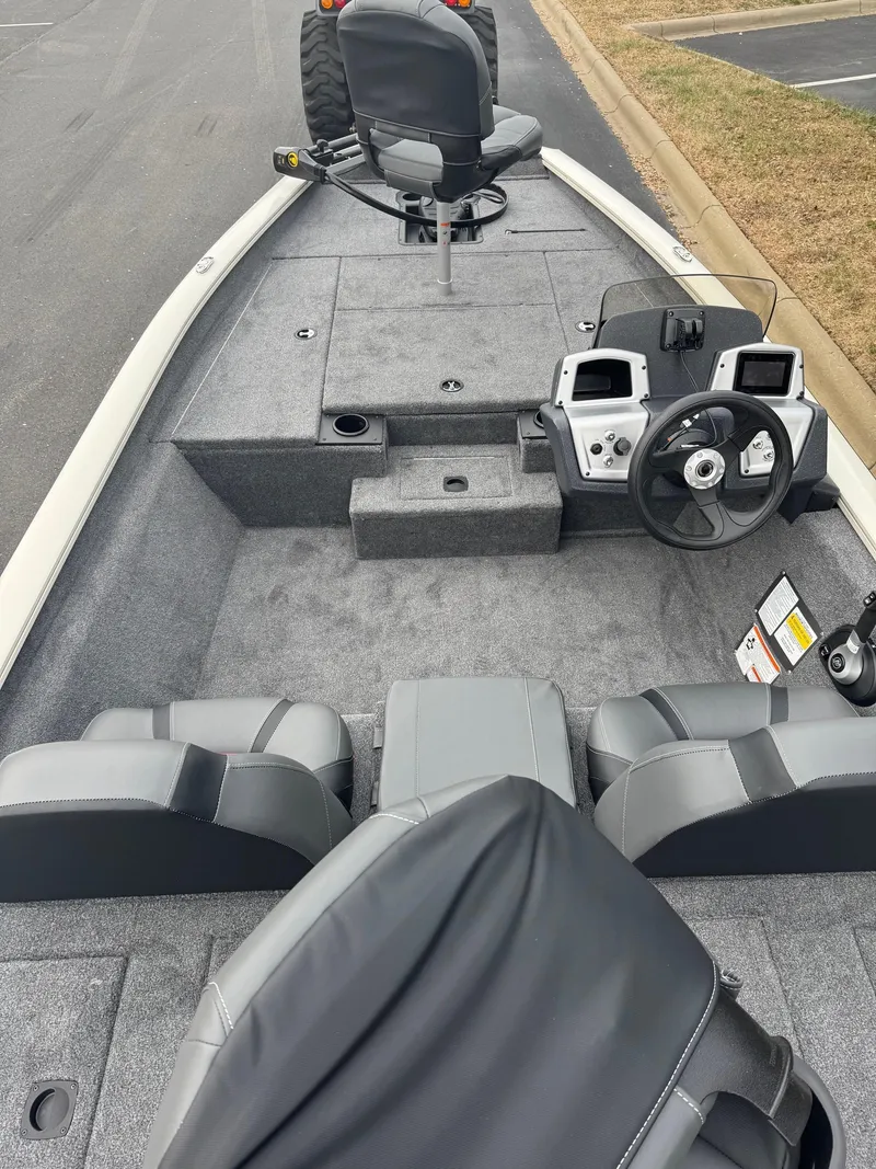 Slide: The Image of Tracker Pro Team 175 2025 - 63