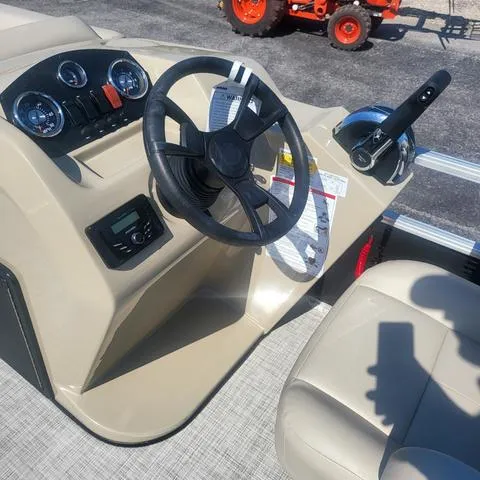 Slide: The Image of Lowe Ultra 180 Cruise 2025 - 10