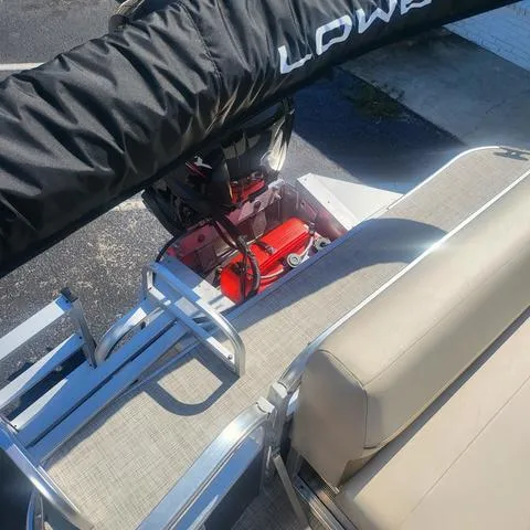 Slide: The Image of Lowe Ultra 180 Cruise 2025 - 12