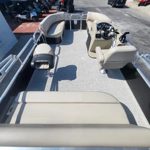 Slide: The Image of Lowe Ultra 180 Cruise 2025 - 13