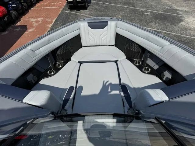 Slide: The Image of Malibu Wakesetter 25 LSV 2025 - 3