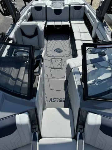 Slide: The Image of Malibu Wakesetter 25 LSV 2025 - 4