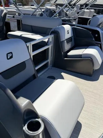 Slide: The Image of Top view of 2025 Princecraft VECTRA 23 XT/150 XL pontoon boat interior layout. - 4