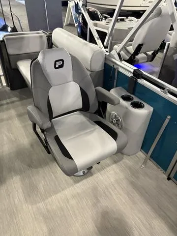 Slide: The Image of Princecraft VECTRA 23 XT TRITOON 150HP 2025 - 4