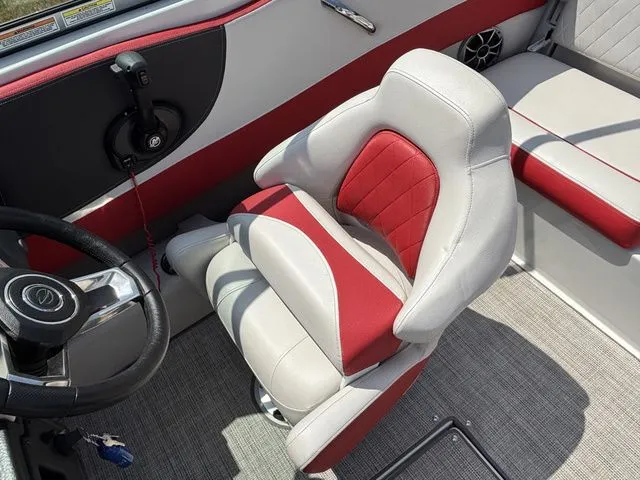Slide: The Image of Crownline Boats 210 SS 2022 - 17